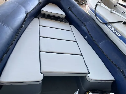 Sellerie d'une assise de bateau à  Porto-Vecchio, Porto-Vecchio, Cuir'Ophil