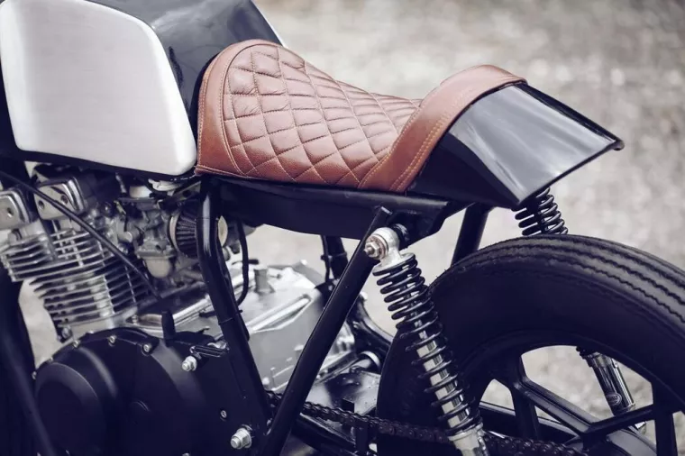Commander une selle de moto en cuir marron chez un sellier garnisseur, Porto-Vecchio, Cuir'Ophil